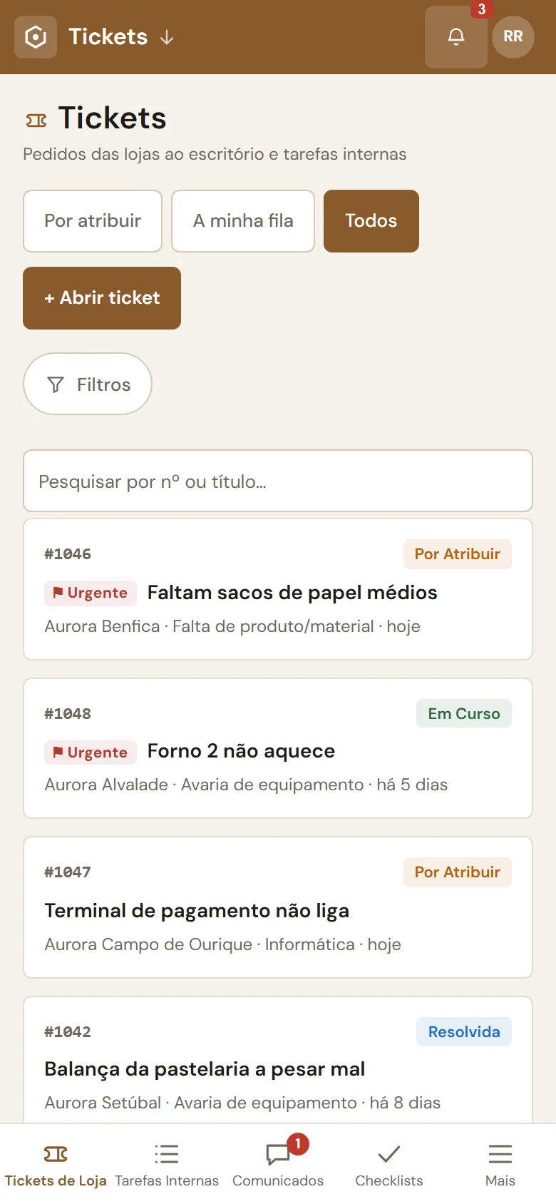Os pedidos das lojas no telemóvel, na app do ZarvoHUB: cada pedido com o estado, a loja, a categoria e há quanto tempo foi aberto.